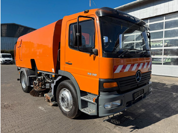 Yol süpürme aracı BUCHER