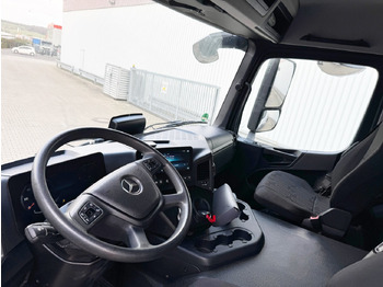 İç mekan fotoğrafi 1: Kancalı yükleyici kamyon Mercedes-Benz Arocs 1840 L 4x2 Arocs 1840 L 4x2/48, MultimediaCockpit, Navi