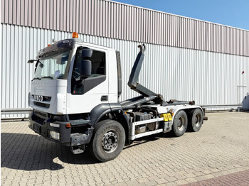 Kancalı yükleyici kamyon