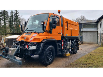 Yol süpürme aracı UNIMOG U400
