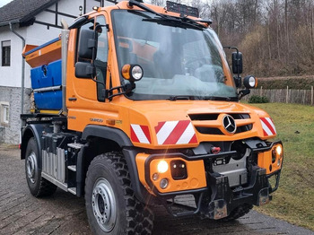 Kar küreme aracı UNIMOG