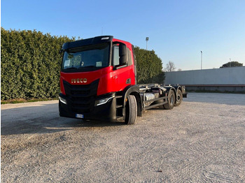 Kancalı yükleyici kamyon IVECO X-WAY