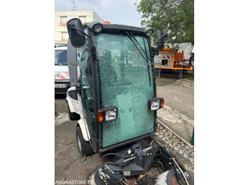 Yol süpürme aracı