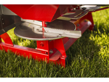 Gübre serpme makinesi Rozsiewacz do nawozów JUNIOR II ( 600kg, 800kg, 1000kg, 1200kg, ): fotoğraf 2