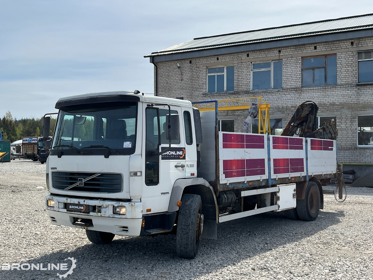 2000 Volvo FL220 4x2 + Hiab 102-4 - Sal/ Açık kasa kamyon, Vinçli kamyon: fotoğraf 2 2000 Volvo FL220 4x2 + Hiab 102-4 - Sal/ Açık kasa kamyon, Vinçli kamyon: fotoğraf 2