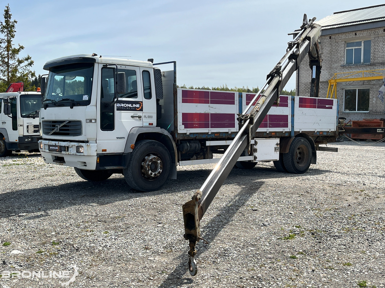 2000 Volvo FL220 4x2 + Hiab 102-4 - Sal/ Açık kasa kamyon, Vinçli kamyon: fotoğraf 1 2000 Volvo FL220 4x2 + Hiab 102-4 - Sal/ Açık kasa kamyon, Vinçli kamyon: fotoğraf 1