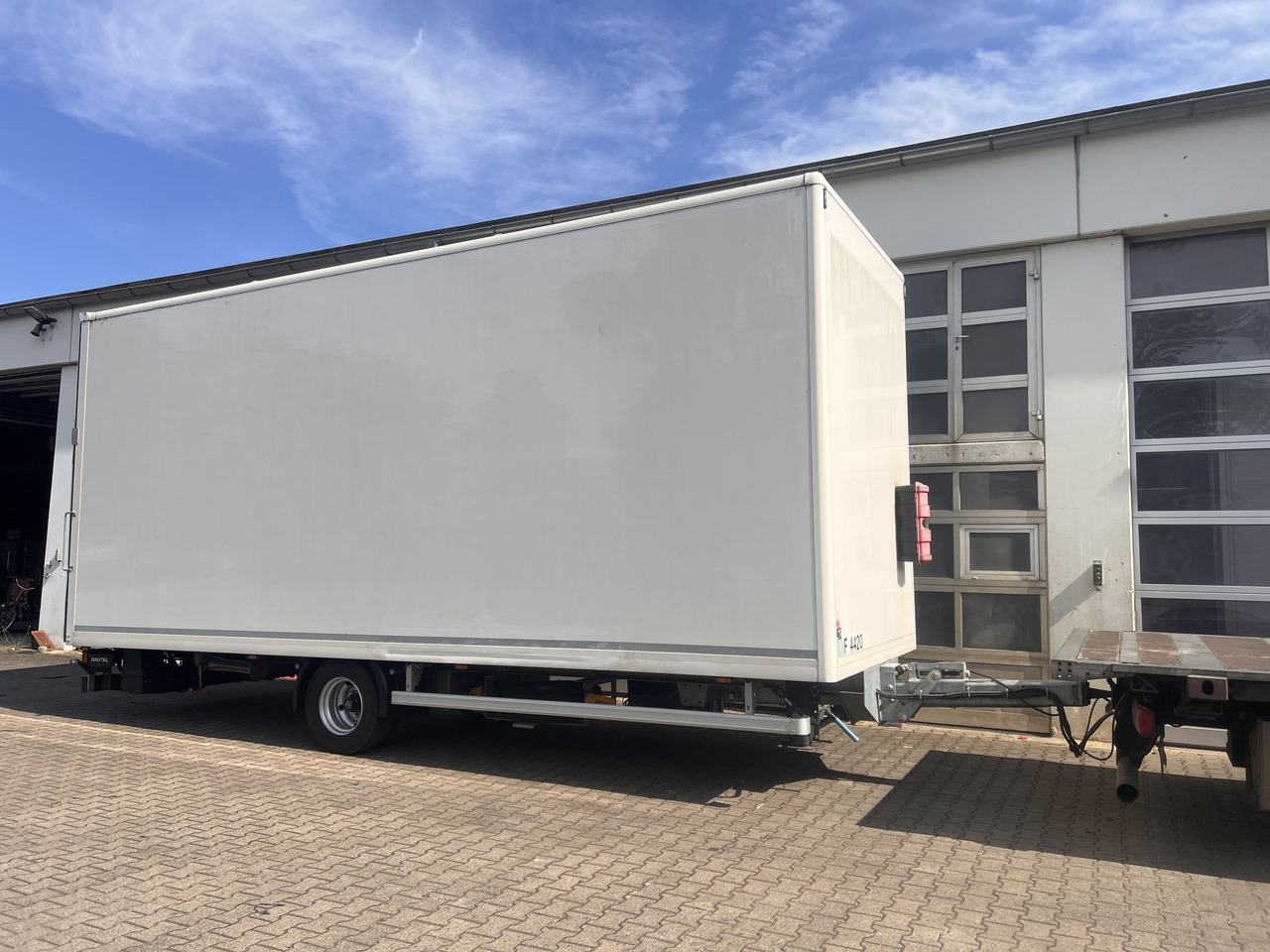 Ackermann Z-KA-F10.5/7,5 1 Achs Kofferanhänger mit Ladebordwand 10,5 t GG - Kapalı karoser römork: fotoğraf 3 Ackermann Z-KA-F10.5/7,5 1 Achs Kofferanhänger mit Ladebordwand 10,5 t GG - Kapalı karoser römork: fotoğraf 3