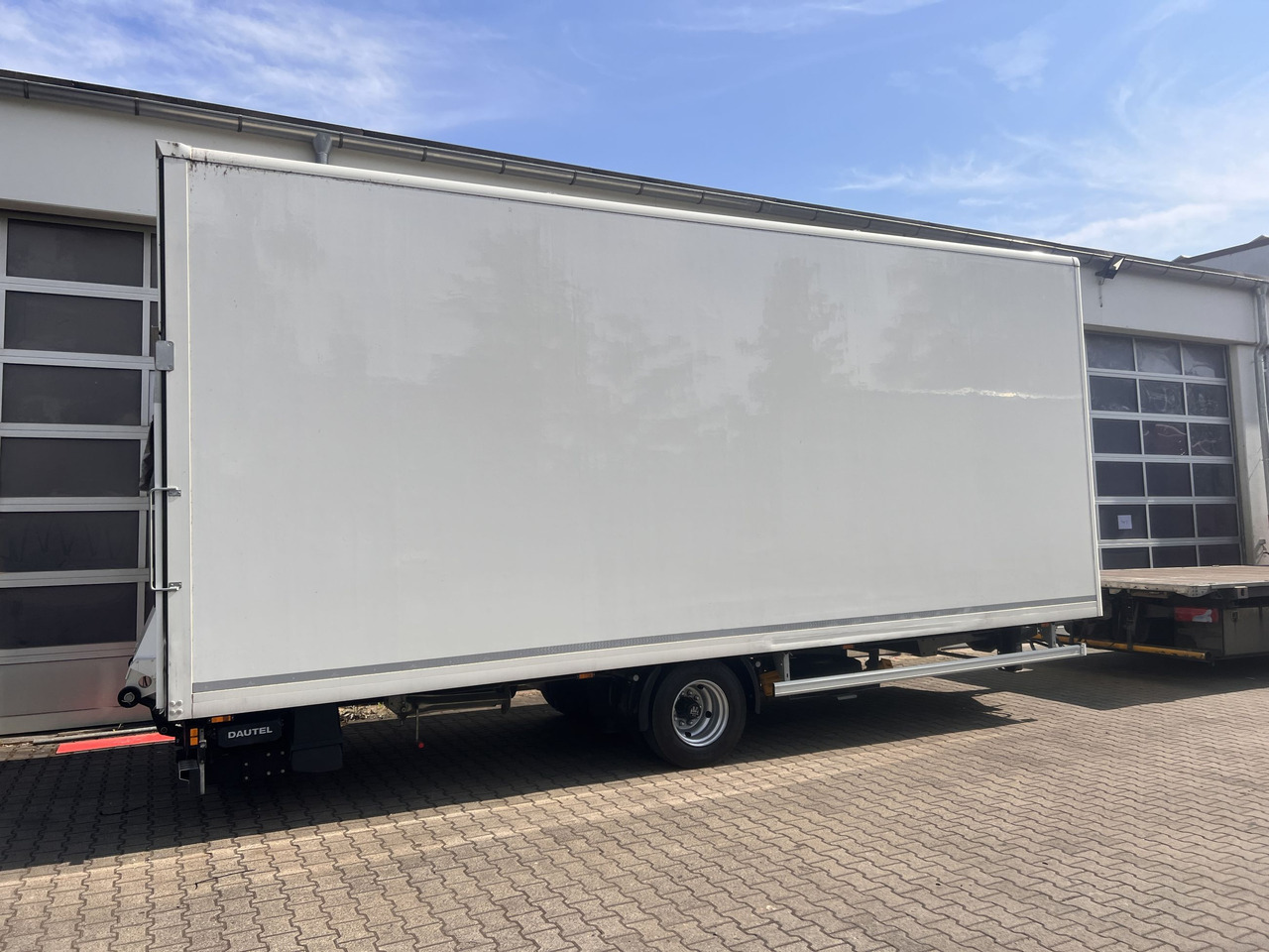 Ackermann Z-KA-F10.5/7,5 1 Achs Kofferanhänger mit Ladebordwand 10,5 t GG - Kapalı karoser römork: fotoğraf 5 Ackermann Z-KA-F10.5/7,5 1 Achs Kofferanhänger mit Ladebordwand 10,5 t GG - Kapalı karoser römork: fotoğraf 5