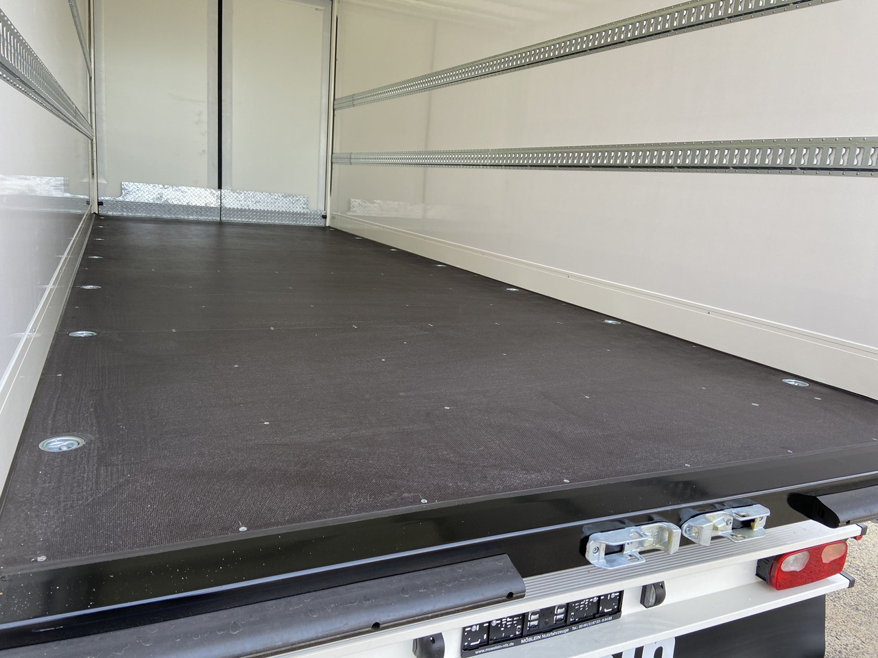 Möslein TKO 105 D 7m weiß  Tandem- Koffer, Durchladbar, -- Neufahrzeug -- - Kapalı karoser römork: fotoğraf 4 Möslein TKO 105 D 7m weiß  Tandem- Koffer, Durchladbar, -- Neufahrzeug -- - Kapalı karoser römork: fotoğraf 4