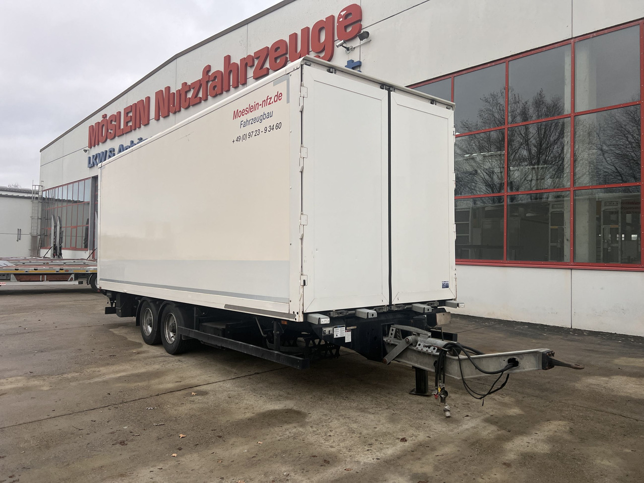 Möslein TKO 105 DL Schwebheim Tandem Koffer mit Ladebordwand 1,5 t + Durchladbar - Kapalı karoser römork: fotoğraf 3 Möslein TKO 105 DL Schwebheim Tandem Koffer mit Ladebordwand 1,5 t + Durchladbar - Kapalı karoser römork: fotoğraf 3