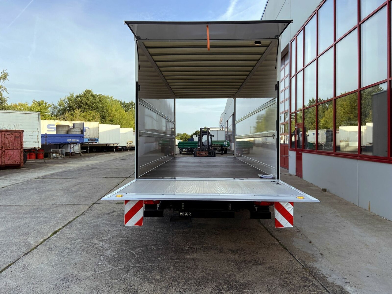Möslein Tandem Koffer, Ladebordwand 1,5 t + Durchladbar - Kapalı karoser römork: fotoğraf 4 Möslein Tandem Koffer, Ladebordwand 1,5 t + Durchladbar - Kapalı karoser römork: fotoğraf 4