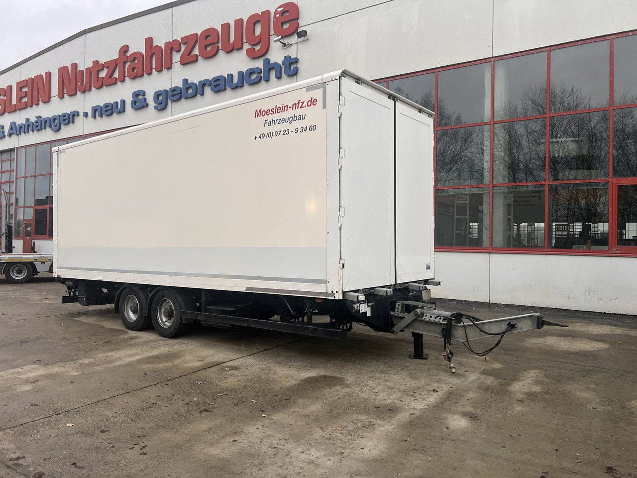 Möslein Tandem Koffer mit Ladebordwand 1,5 t + Durchlad - Kapalı karoser römork: fotoğraf 2 Möslein Tandem Koffer mit Ladebordwand 1,5 t + Durchlad - Kapalı karoser römork: fotoğraf 2