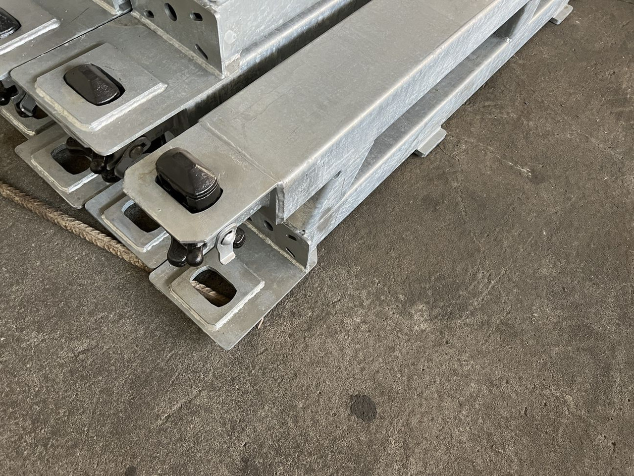 Müller Mitteltal Ausgleichsbock für Satteltieflader incl. Conatinerverschlüssen - Alçak çerçeveli platform dorse: fotoğraf 5 Müller Mitteltal Ausgleichsbock für Satteltieflader incl. Conatinerverschlüssen - Alçak çerçeveli platform dorse: fotoğraf 5