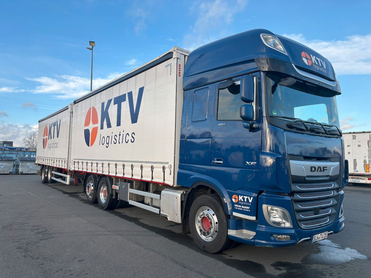 DAF SSC XF 480 Jumbo + Anh Wecon Staplerhalterung - Tenteli kamyon, Tenteli römork: fotoğraf 2 DAF SSC XF 480 Jumbo + Anh Wecon Staplerhalterung - Tenteli kamyon, Tenteli römork: fotoğraf 2