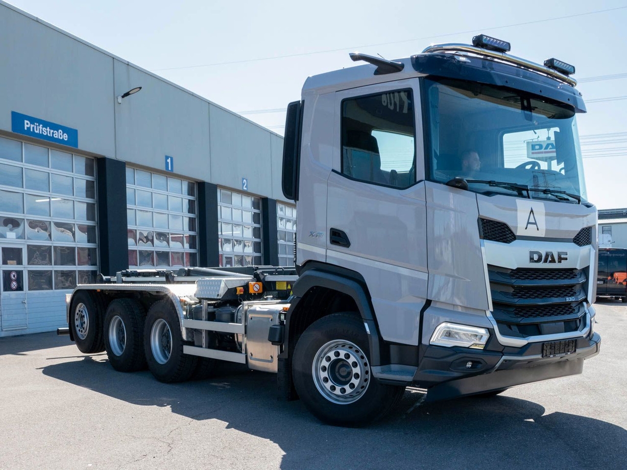 DAF XF 530 FAW mit VDL Abrollkipper DAF XF 530 FAW mit VDL Abrollkipper - Kancalı yükleyici kamyon: fotoğraf 2 DAF XF 530 FAW mit VDL Abrollkipper DAF XF 530 FAW mit VDL Abrollkipper - Kancalı yükleyici kamyon: fotoğraf 2