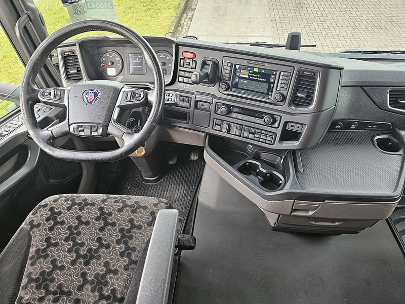 İç mekan fotoğrafi 1: Tenteli kamyon Scania S450 6X2*4 FORKLIFT CONN.