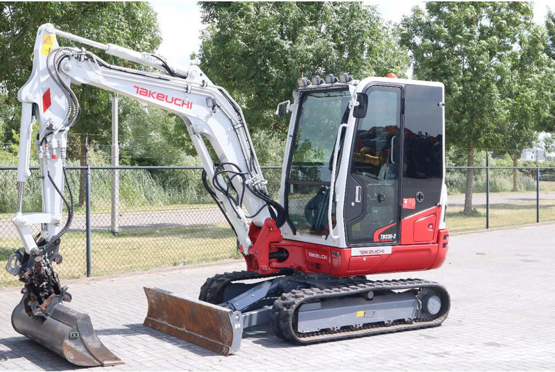 Takeuchi TB235-2 | TREE CUTTER | GRAB | TILT + 5 ATTACHMENTS - Mini ekskavatör: fotoğraf 2 Takeuchi TB235-2 | TREE CUTTER | GRAB | TILT + 5 ATTACHMENTS - Mini ekskavatör: fotoğraf 2