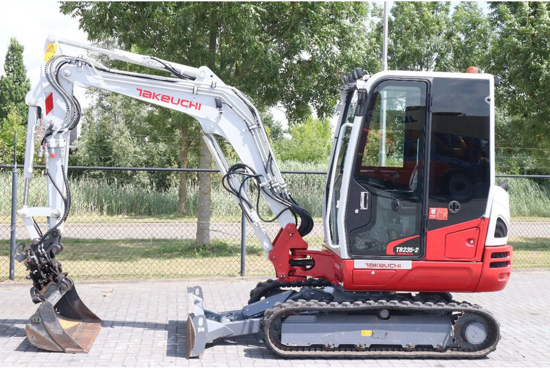 Takeuchi TB235-2 | TREE CUTTER | GRAB | TILT + 5 ATTACHMENTS - Mini ekskavatör: fotoğraf 3 Takeuchi TB235-2 | TREE CUTTER | GRAB | TILT + 5 ATTACHMENTS - Mini ekskavatör: fotoğraf 3