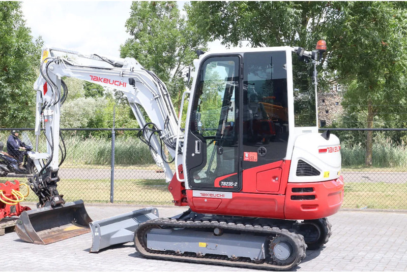 Takeuchi TB235-2 | TREE CUTTER | GRAB | TILT + 5 ATTACHMENTS - Mini ekskavatör: fotoğraf 4 Takeuchi TB235-2 | TREE CUTTER | GRAB | TILT + 5 ATTACHMENTS - Mini ekskavatör: fotoğraf 4