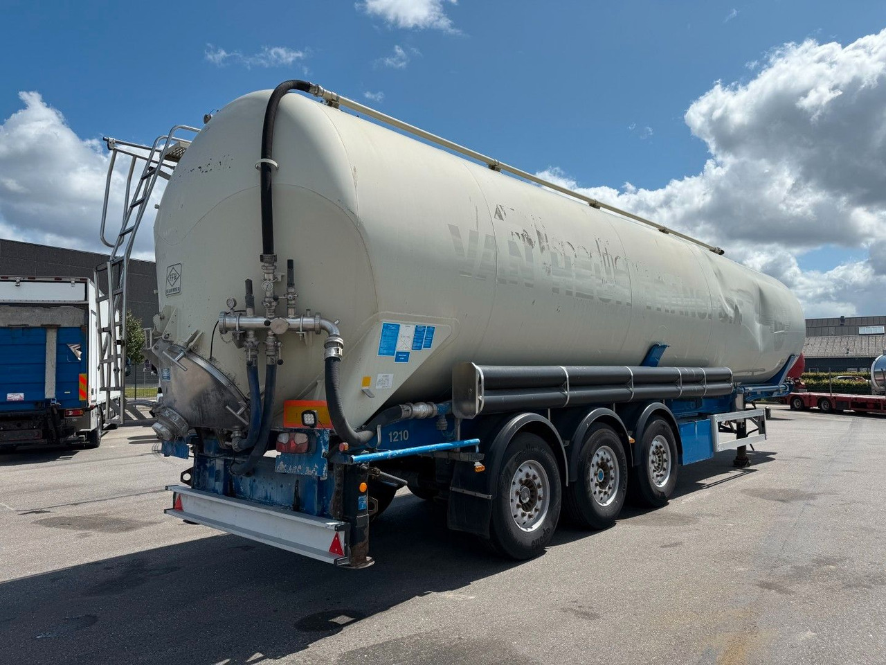 Feldbinder 3 axle 63 m3 Silo trailer Feldbinder 3 axle 63 m3 Silo trailer - Silobas: fotoğraf 3 Feldbinder 3 axle 63 m3 Silo trailer Feldbinder 3 axle 63 m3 Silo trailer - Silobas: fotoğraf 3