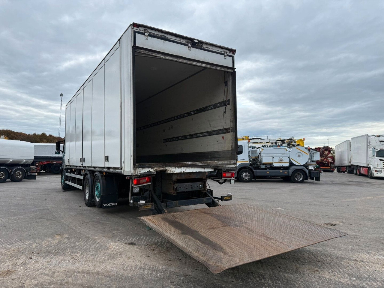 Volvo FM330 6x2*4 Carrier Supra 1050 Nordic - Refrijeratör kamyon: fotoğraf 5 Volvo FM330 6x2*4 Carrier Supra 1050 Nordic - Refrijeratör kamyon: fotoğraf 5