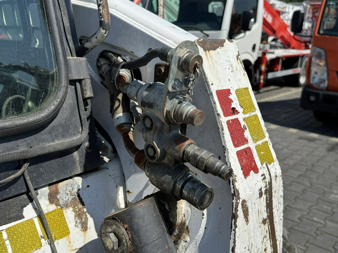 Bobcat S300 Joystick Mini Ładowarka Waga 3692kg - Mini yükleyici: fotoğraf 4 Bobcat S300 Joystick Mini Ładowarka Waga 3692kg - Mini yükleyici: fotoğraf 4