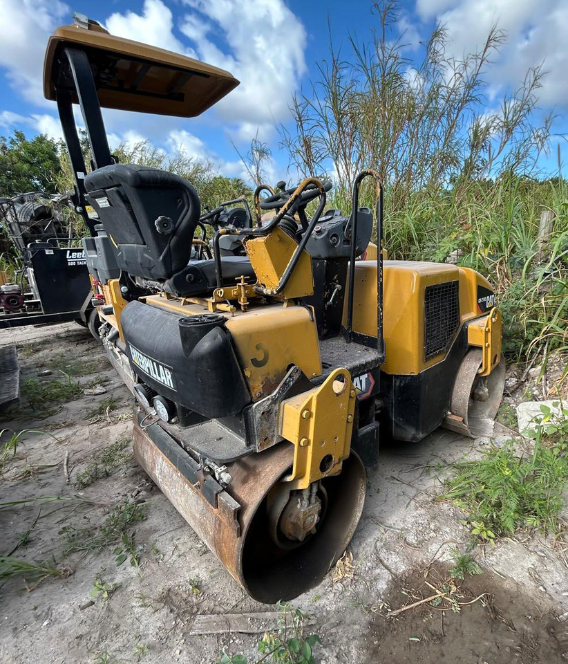 Caterpillar CB-214E - Silindir makinesi: fotoğraf 3 Caterpillar CB-214E - Silindir makinesi: fotoğraf 3