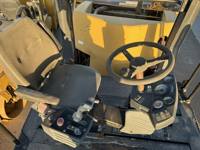 Caterpillar CB-543D XW - Silindir makinesi: fotoğraf 5 Caterpillar CB-543D XW - Silindir makinesi: fotoğraf 5