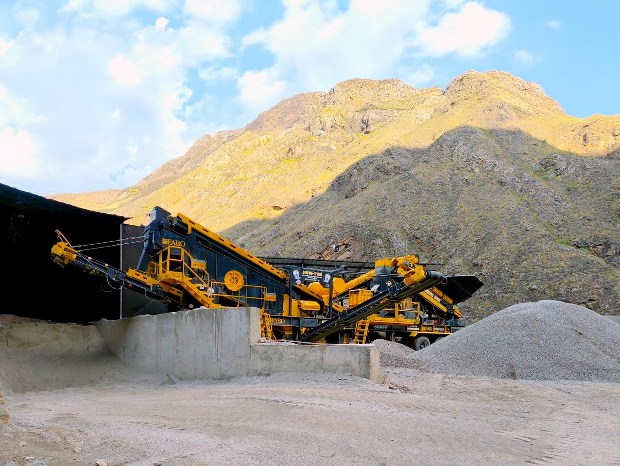 FABO Mobile crusher - Mobil konkasör tesisi: fotoğraf 1 FABO Mobile crusher - Mobil konkasör tesisi: fotoğraf 1