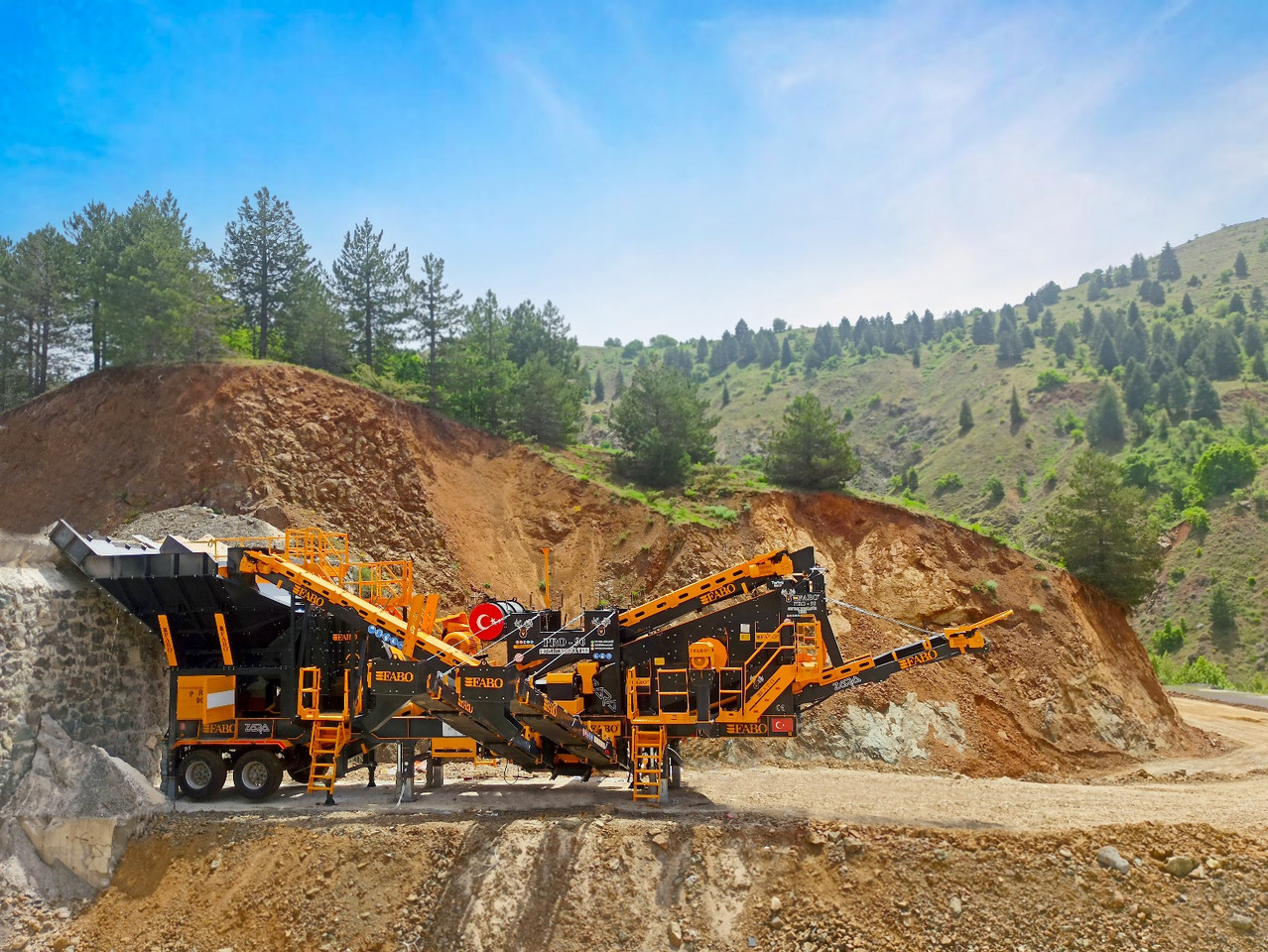 FABO Mobile crusher - Mobil konkasör tesisi: fotoğraf 1 FABO Mobile crusher - Mobil konkasör tesisi: fotoğraf 1