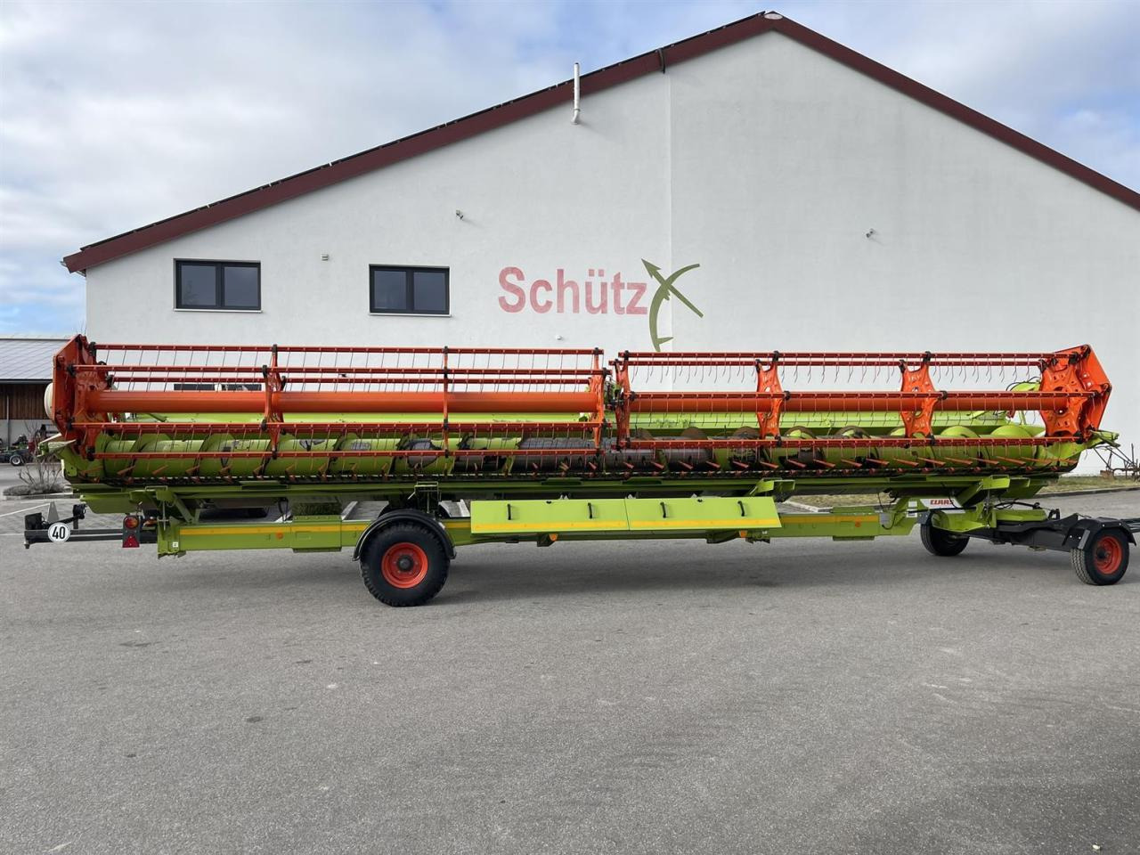 CLAAS Schneidwerk Claas Vario V1050 mit LED Laserpilot links und rechts, Transportwagen 40 km/h - Biçerdöver tablası: fotoğraf 1 CLAAS Schneidwerk Claas Vario V1050 mit LED Laserpilot links und rechts, Transportwagen 40 km/h - Biçerdöver tablası: fotoğraf 1