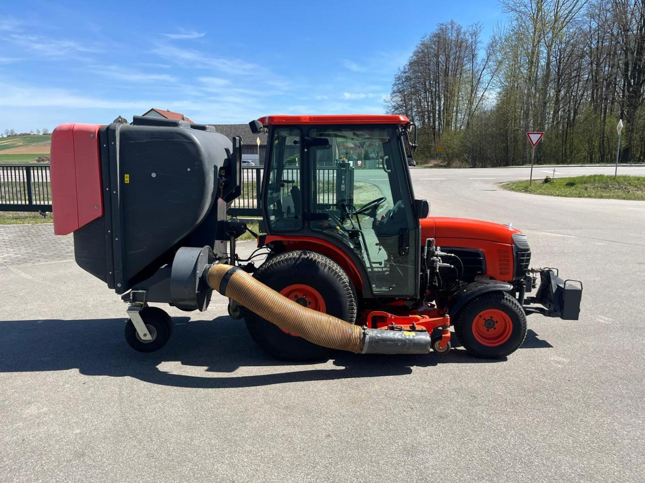 Kubota B3030 Rasenmäher mit Grüngutbehälter, Hochentlader - Çim biçme makinesi: fotoğraf 4 Kubota B3030 Rasenmäher mit Grüngutbehälter, Hochentlader - Çim biçme makinesi: fotoğraf 4