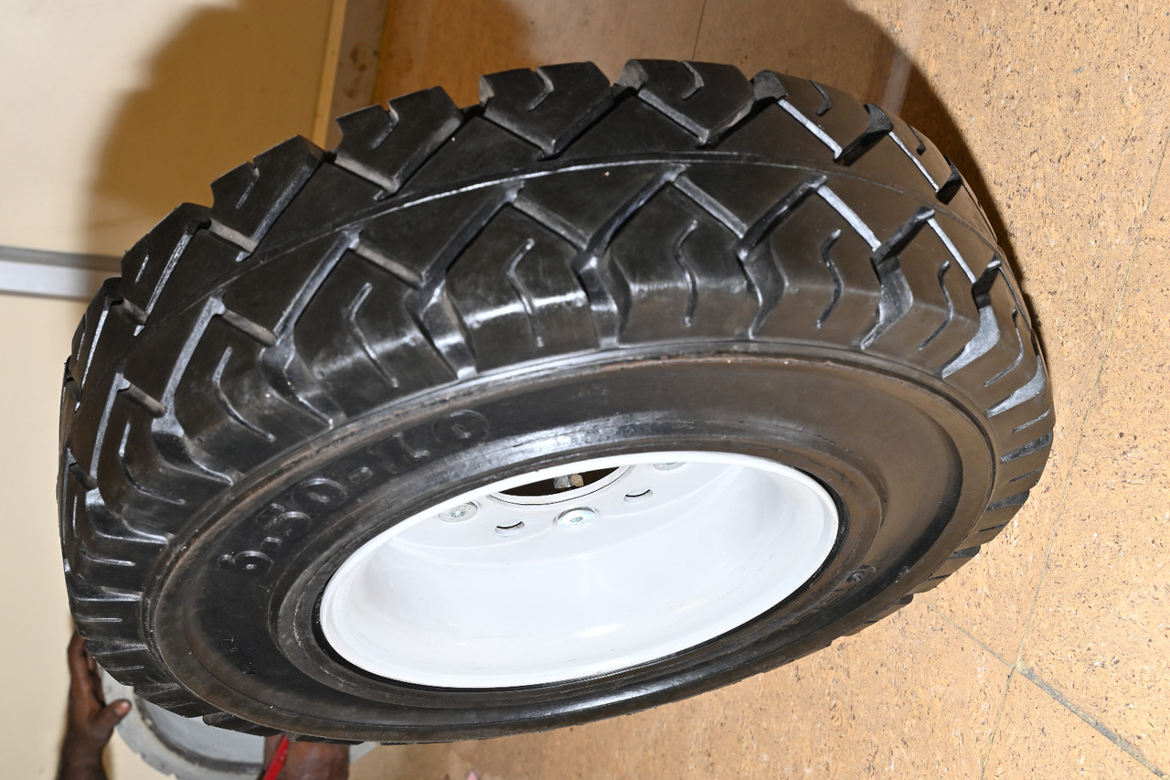 EuroSolid 6.00-9 - Lastikler ve jantlar - Bagaj traktörü: fotoğraf 3 EuroSolid 6.00-9 - Lastikler ve jantlar - Bagaj traktörü: fotoğraf 3