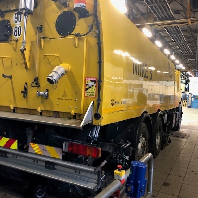 Runway Sweeper Johnston-Beam Scania P400 Model Beam S14000 - Yol süpürme aracı: fotoğraf 2 Runway Sweeper Johnston-Beam Scania P400 Model Beam S14000 - Yol süpürme aracı: fotoğraf 2