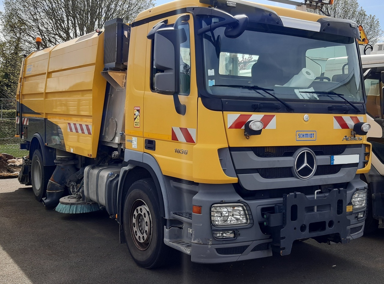 Runway Sweeper Schmidt AS990 - Yol süpürme aracı: fotoğraf 1 Runway Sweeper Schmidt AS990 - Yol süpürme aracı: fotoğraf 1