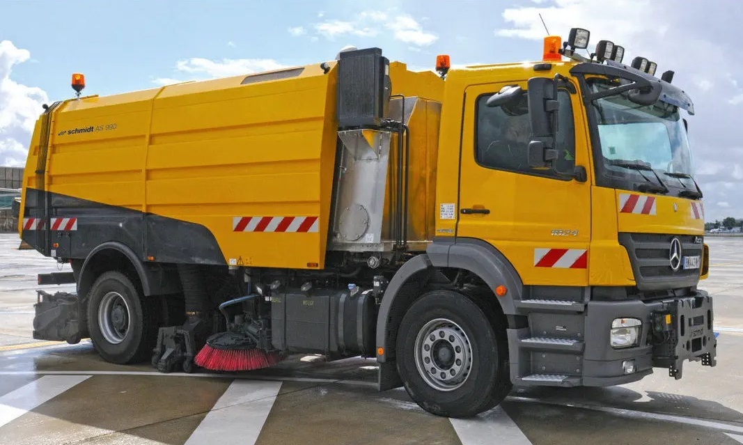 Runway Sweeper Schmidt AS990 - Yol süpürme aracı: fotoğraf 3 Runway Sweeper Schmidt AS990 - Yol süpürme aracı: fotoğraf 3