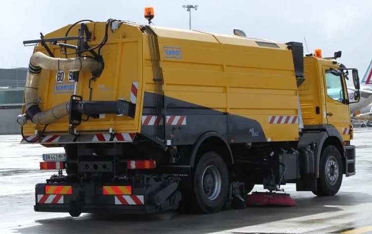 Runway Sweeper Schmidt AS990 - Yol süpürme aracı: fotoğraf 2 Runway Sweeper Schmidt AS990 - Yol süpürme aracı: fotoğraf 2