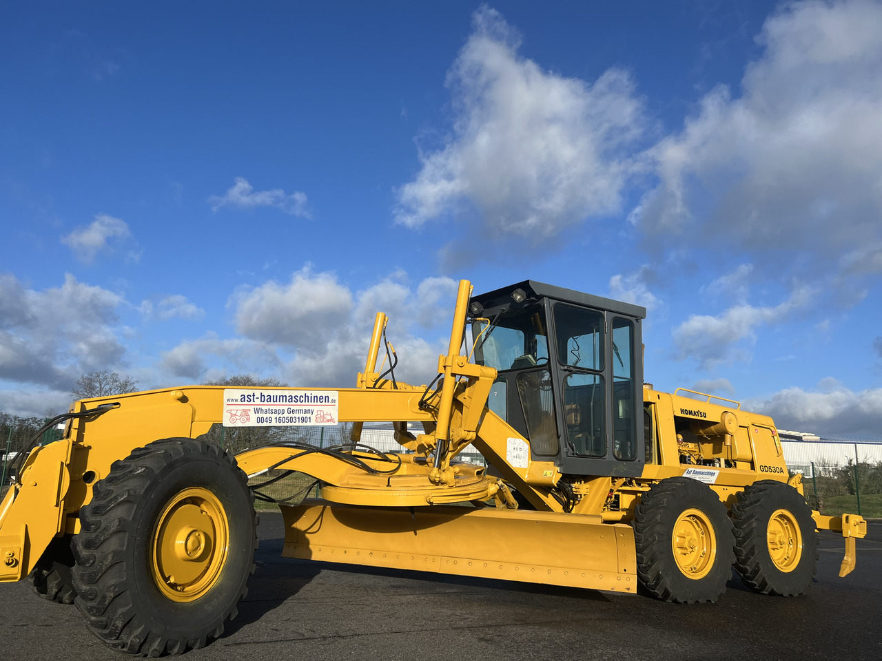 KOMATSU GD530A mit 5-Zahn-Heckaufreisser - Greyder: fotoğraf 1 KOMATSU GD530A mit 5-Zahn-Heckaufreisser - Greyder: fotoğraf 1