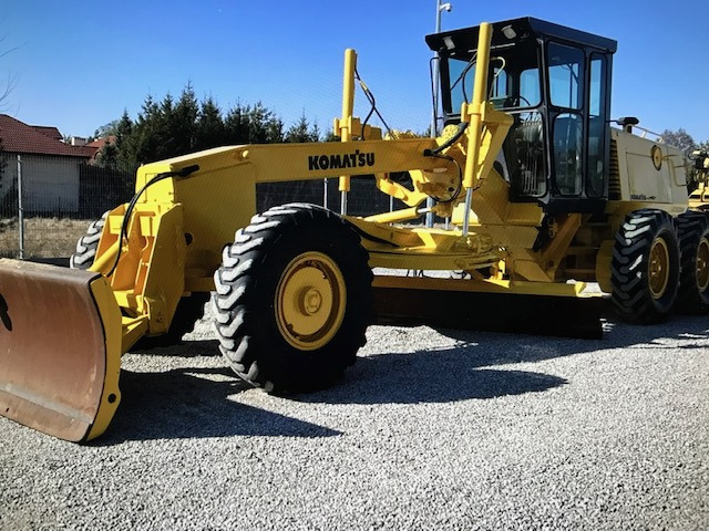 Komatsu GD530A mit 5-Zahn Heckaufreißer - Greyder: fotoğraf 1 Komatsu GD530A mit 5-Zahn Heckaufreißer - Greyder: fotoğraf 1