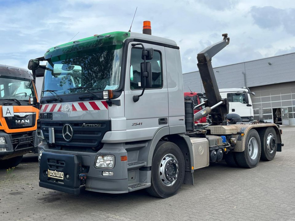 MERCEDES-BENZ Actros 2641 L 6x2 Abrollkipper 159TKM kuz.Radstan. - Kancalı yükleyici kamyon: fotoğraf 1 MERCEDES-BENZ Actros 2641 L 6x2 Abrollkipper 159TKM kuz.Radstan. - Kancalı yükleyici kamyon: fotoğraf 1