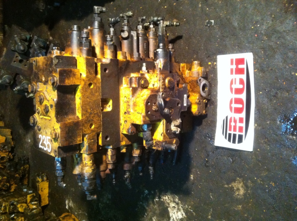 KOMATSU - Hidrolik Valf - Paletli ekskavatör: fotoğraf 1 KOMATSU - Hidrolik Valf - Paletli ekskavatör: fotoğraf 1