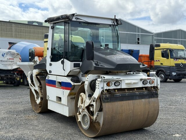 BOMAG BW 174 AP-4 AM Walze 12 Ton *Vibrator *Streuer - Silindir makinesi: fotoğraf 1 BOMAG BW 174 AP-4 AM Walze 12 Ton *Vibrator *Streuer - Silindir makinesi: fotoğraf 1