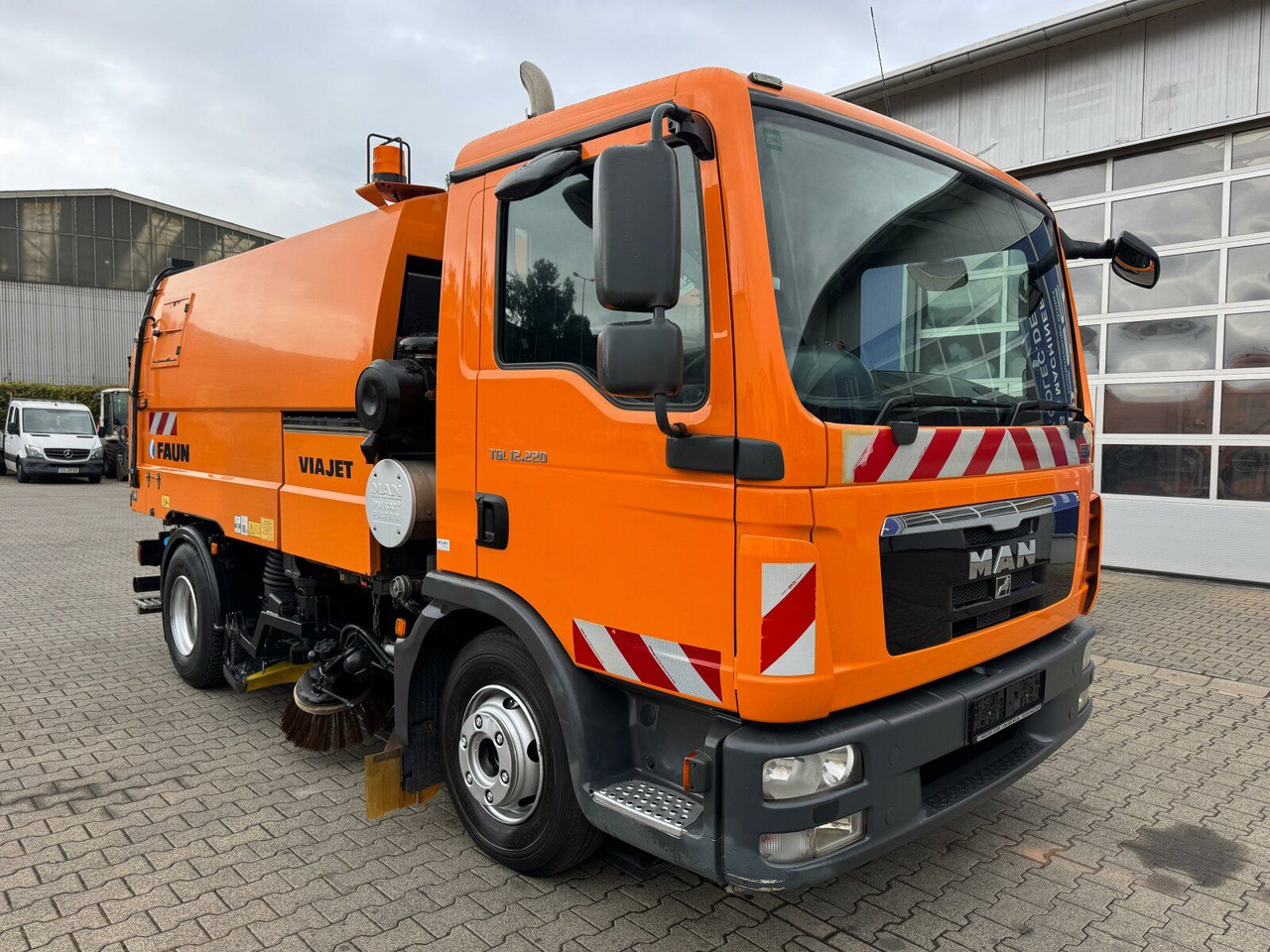 MAN 12.220 4x2 BL Kehrmaschine Viajet 5RHS - Yol süpürme aracı: fotoğraf 1 MAN 12.220 4x2 BL Kehrmaschine Viajet 5RHS - Yol süpürme aracı: fotoğraf 1