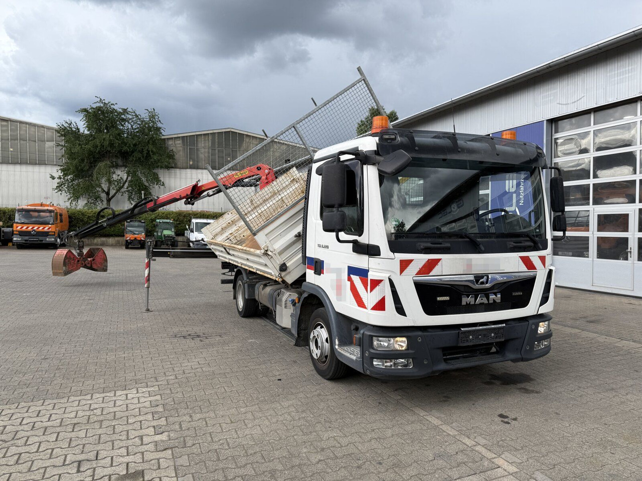 MAN TGL 8.220 4x2 Kipper Kran Palfinger 7.001-K A - Damperli kamyonet: fotoğraf 2 MAN TGL 8.220 4x2 Kipper Kran Palfinger 7.001-K A - Damperli kamyonet: fotoğraf 2