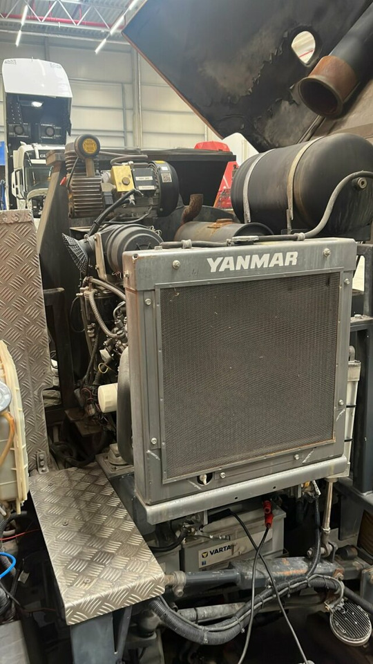 Mitsubishi Canter FUSO Kehrmaschine BROCK SL140 4 m³ - Yol süpürme aracı: fotoğraf 2 Mitsubishi Canter FUSO Kehrmaschine BROCK SL140 4 m³ - Yol süpürme aracı: fotoğraf 2