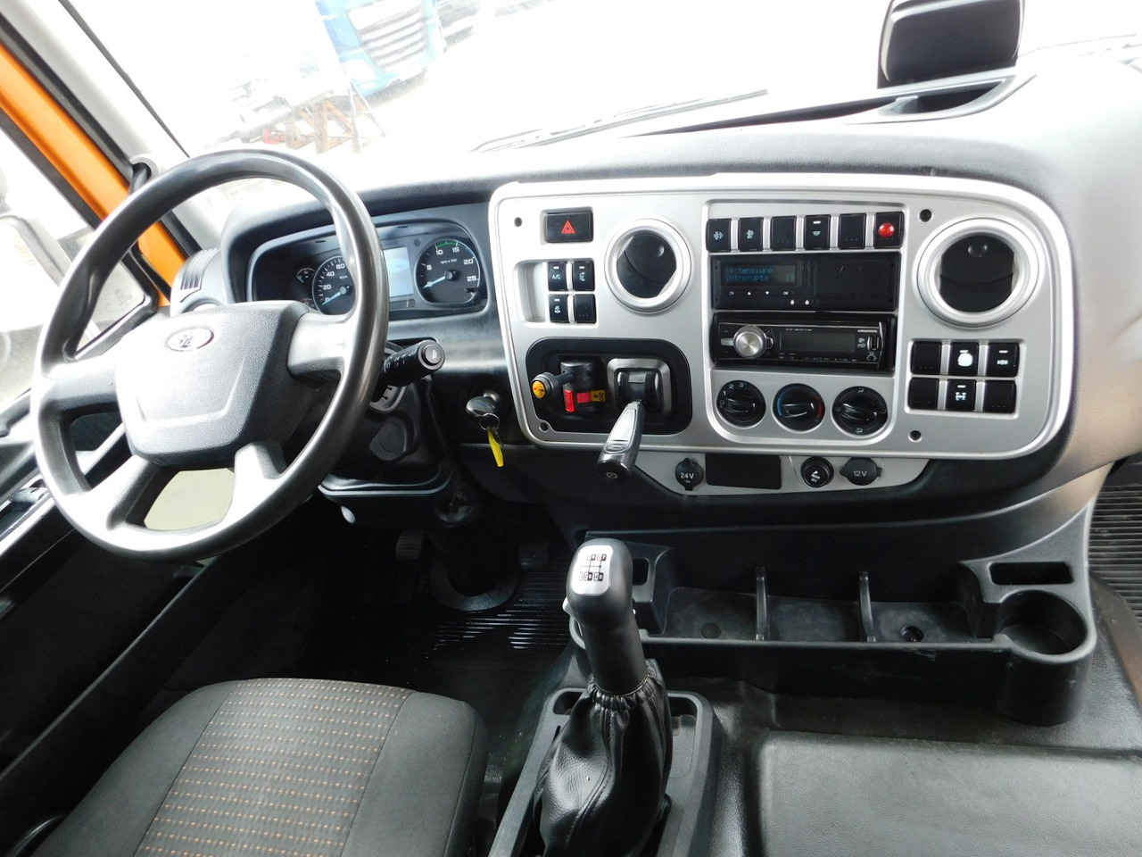 İç mekan fotoğrafi 1: Damperli kamyon Ford 4142d 8x4 dcab e6 16s2230