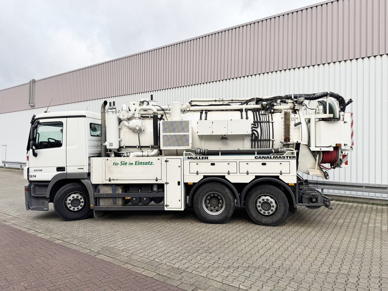 Mercedes-Benz Actros 2536 L 6x2 Actros 2536 L 6x2, Müller Saug- und Spülwagen ca. 10,5m³, Lenkachse - Kamyon: fotoğraf 5 Mercedes-Benz Actros 2536 L 6x2 Actros 2536 L 6x2, Müller Saug- und Spülwagen ca. 10,5m³, Lenkachse - Kamyon: fotoğraf 5