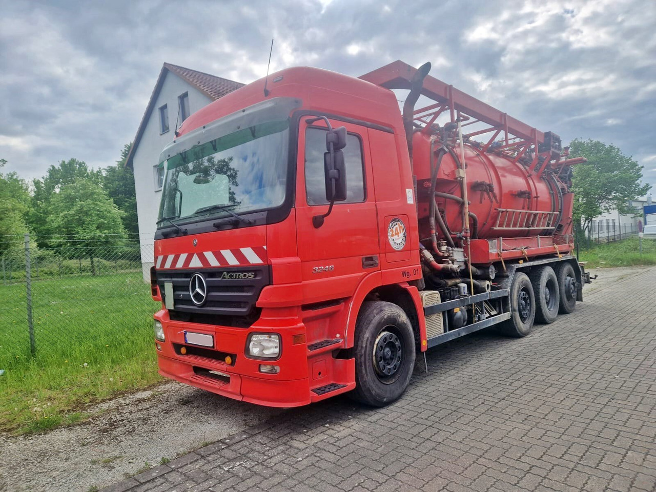 Mercedes-Benz Actros 3246 L 8x2 Actros 3246 L 8x2, Hellmers Saug- und Spülwagen ca. 15m³ - Kamyon: fotoğraf 1 Mercedes-Benz Actros 3246 L 8x2 Actros 3246 L 8x2, Hellmers Saug- und Spülwagen ca. 15m³ - Kamyon: fotoğraf 1