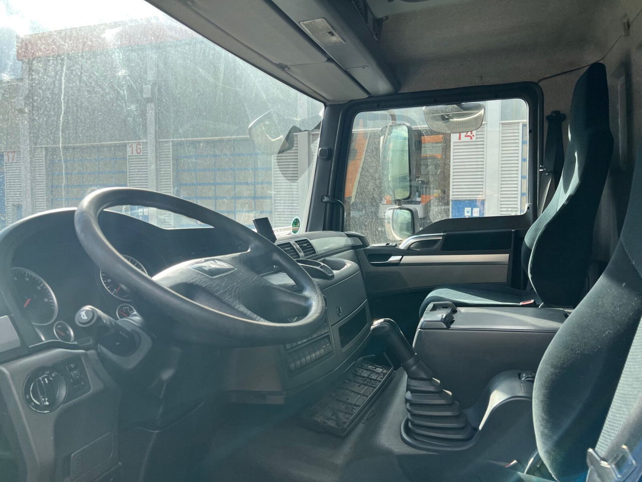 Refrijeratör kamyon MAN TGL 12.220 4X2 BL mit Motorschaden TGL 12.220 4X2 BL mit Motorschaden, Tiefkühlkoffer, Thermoking, Rolltor, unterfaltbare MBB LBW: fotoğraf 7 Refrijeratör kamyon MAN TGL 12.220 4X2 BL mit Motorschaden TGL 12.220 4X2 BL mit Motorschaden, Tiefkühlkoffer, Thermoking, Rolltor, unterfaltbare MBB LBW: fotoğraf 7