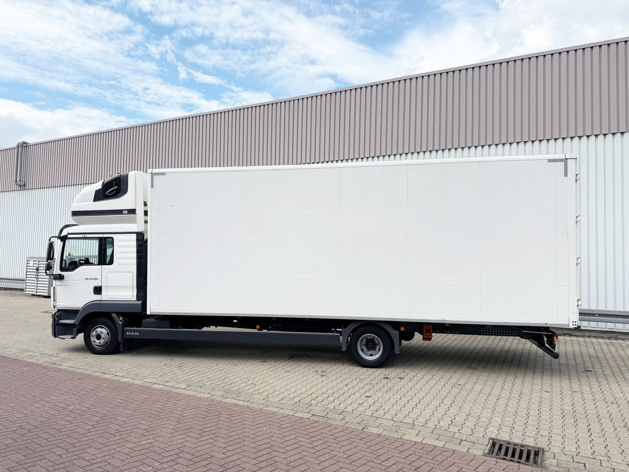 MAN TGL 12.220 4x2 BL TGL 12.220 4x2 BL, TopSleeper, Navi - Kapalı kasa kamyon: fotoğraf 2 MAN TGL 12.220 4x2 BL TGL 12.220 4x2 BL, TopSleeper, Navi - Kapalı kasa kamyon: fotoğraf 2